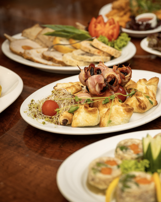 Zachęcamy do zamówienia zimnej płyty i dań gorących na uroczystości, z odbiorem własnym