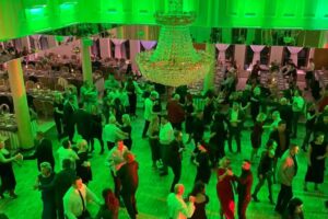 Zabawa taneczna na parkiecie sali balowej Luksor