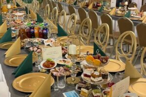 Stół zastawiony jedzeniem