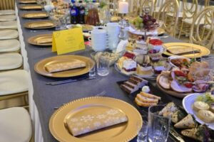 Udekorowany i zastawiony stół