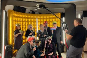 Goście robią zdjęcie w fotobudce 360