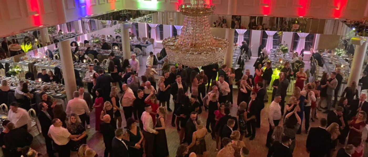 Zabawa taneczna na parkiecie w sali balowej Luksor