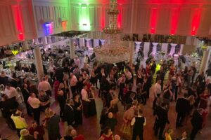 Zabawa taneczna na parkiecie w sali balowej Luksor