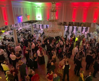 Zabawa taneczna na parkiecie w sali balowej Luksor